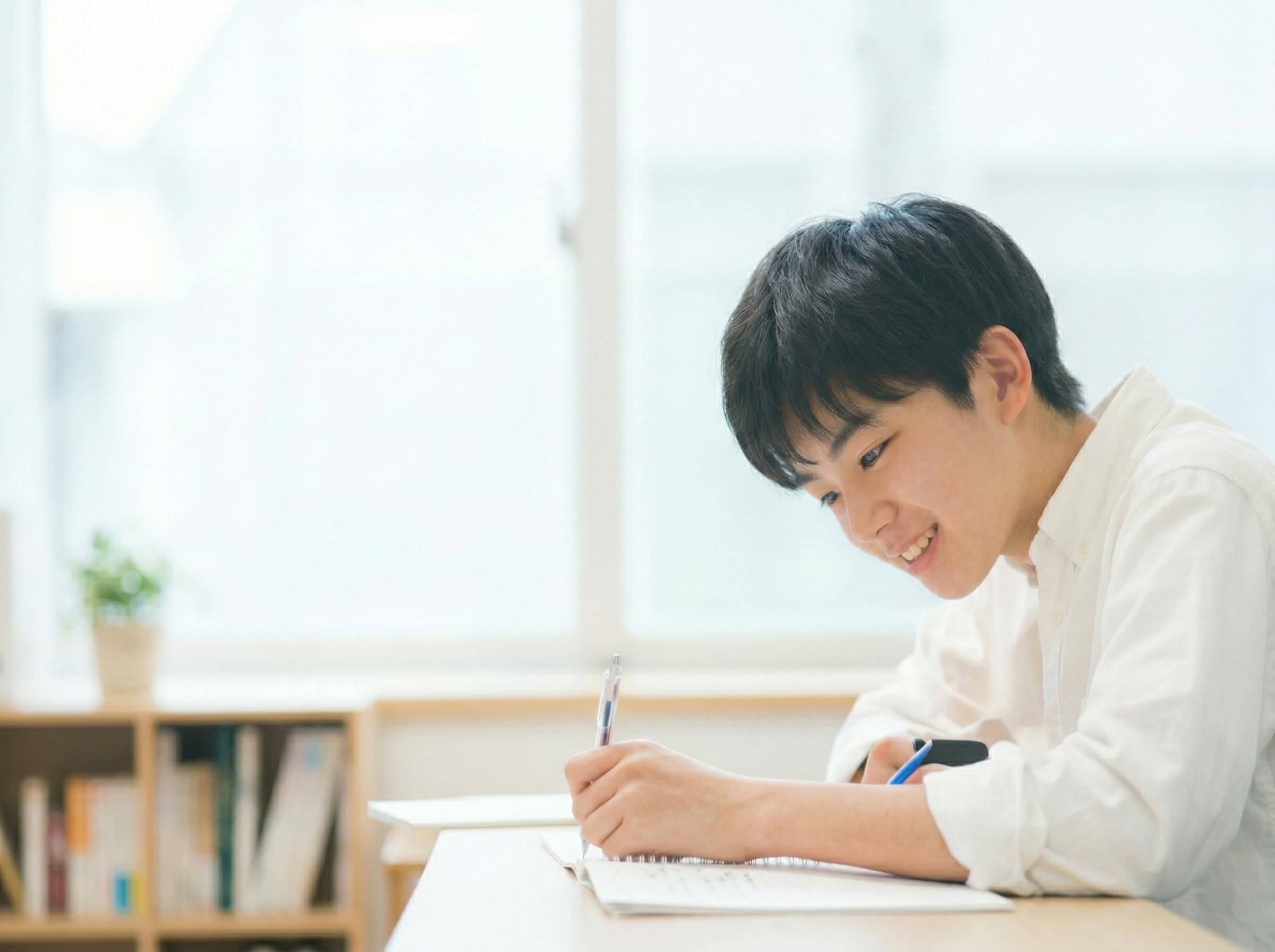 集中して勉強する生徒