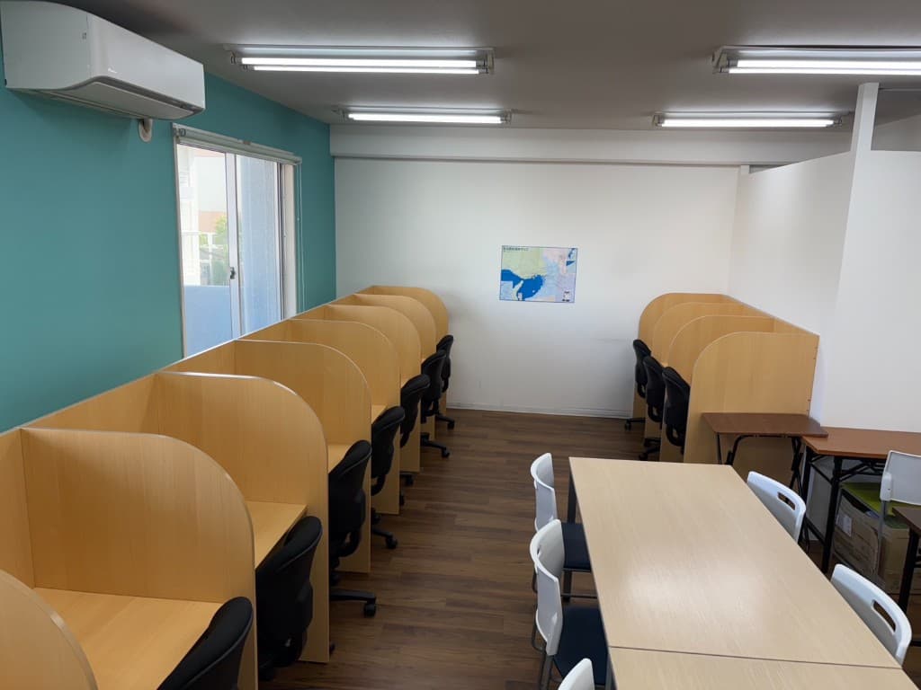 個別ブースとグループテーブル