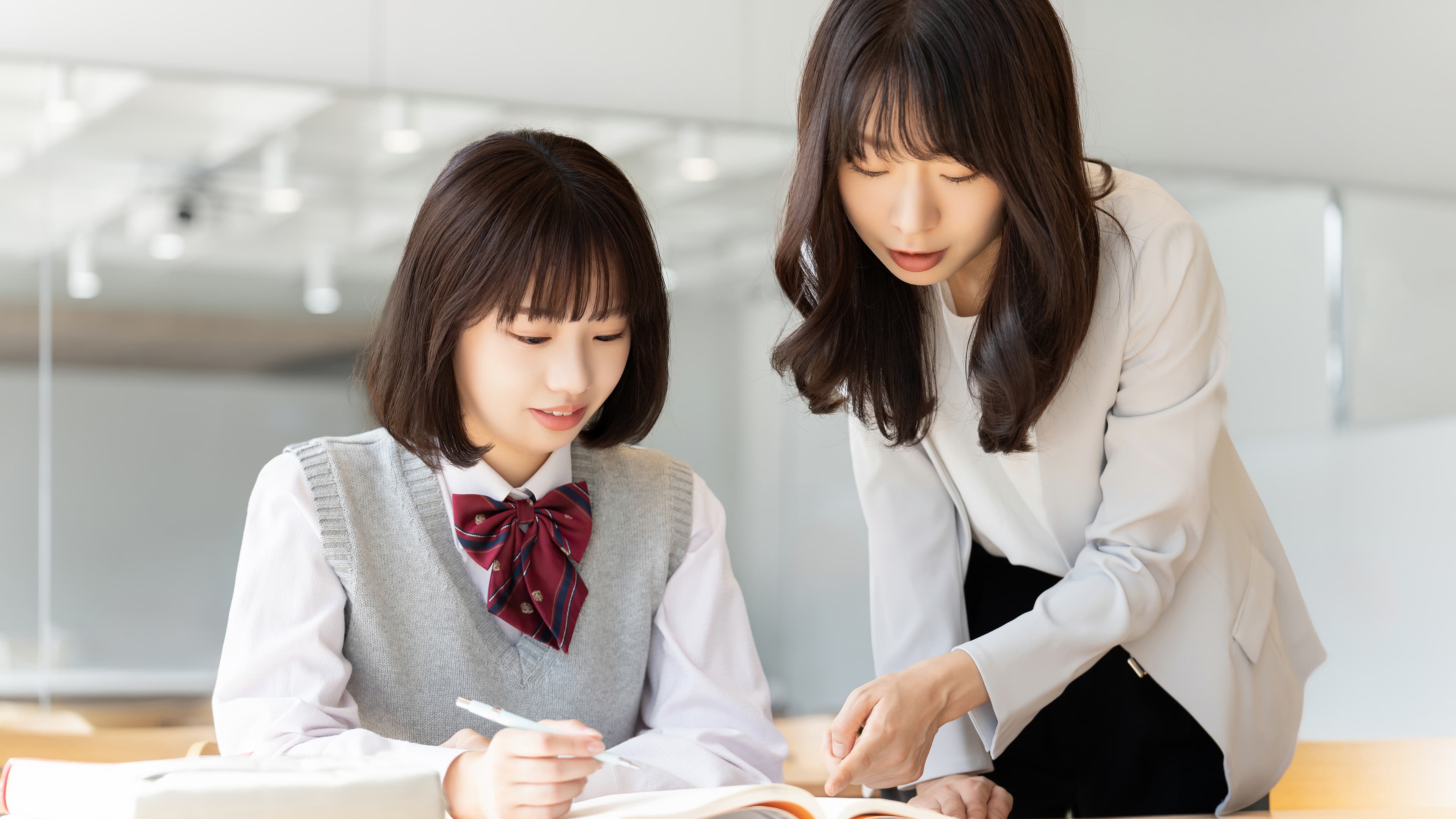 塾長による直接指導(先生と生徒が近い距離で学習する様子)